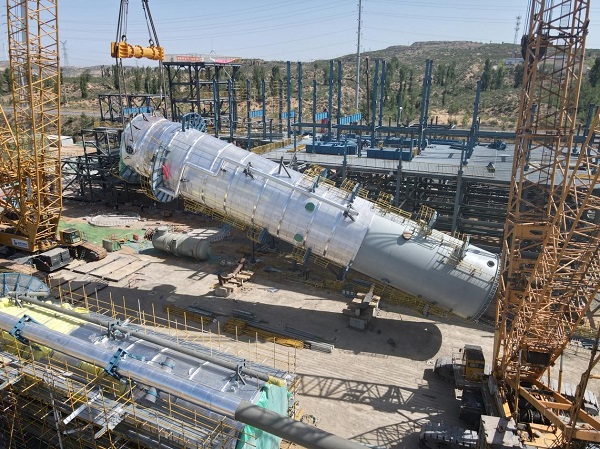 1747790661909572.jpeg 精馏塔起吊.jpg