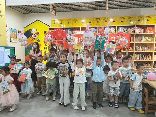 1748317559539814.jpeg 合影照片.jpg